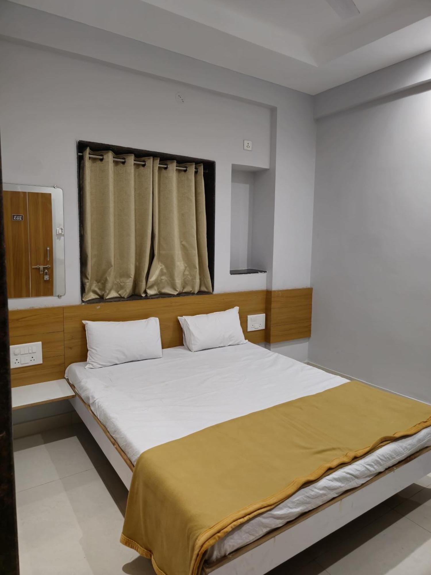 Vivanta Inn Lodge, Solapur Bagian luar foto